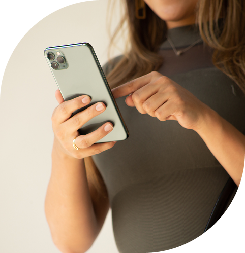 Patiente prenant rendez-vous chez le dentiste depuis son mobile, dentiste Douai