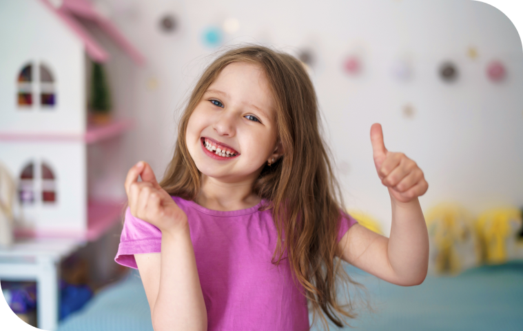 Enfant souriant montrant ses dents de lait, dentiste Douai