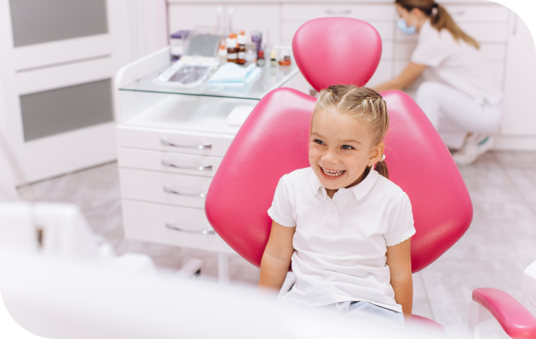 Enfant serein au fauteuil pour la prévention des caries, dentiste Douai