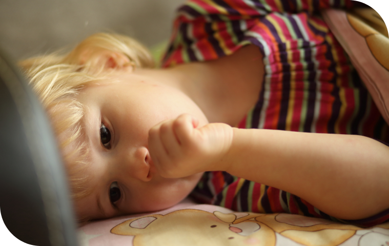 Enfant suçant son pouce, une habitude aux effets sur les dents, dentiste Douai